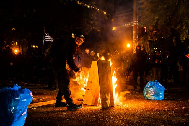 Manifestantes encienden un fuego frente al Centro de Justicia Mark Hatfield en Portland, Oregon, el 4 de noviembre de 2020, durante una manifestación convocada por el movimiento “Black Lives Matter”.