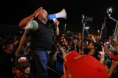 Arizona protests: Crowd erupts as conspiracy theorist Alex Jones shows up