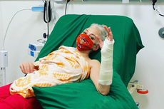 Rose McGowan breaks arm while reading election results on stairs