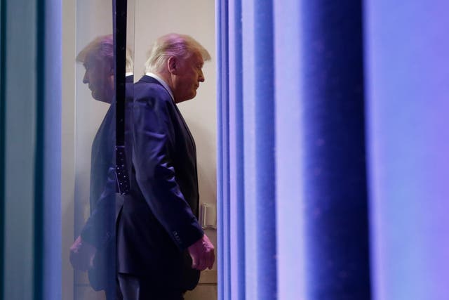 Donald Trump se va después de hablar en la sala de reuniones de la Casa Blanca el 5 de noviembre de 2020 en Washington, DC