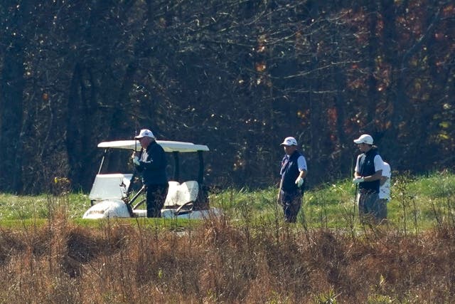 Donald Trump juega una ronda de golf en el campo de golf Trump National Golf Course en Sterling, Virginia, mientras se declara el resultado de las elecciones.