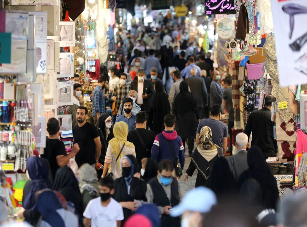 <p> Los iraníes compran en el Gran Bazar de la capital, Teherán, el 29 de septiembre de 2020. - Para Irán, que lucha contra las sanciones impuestas bajo la política de "máxima presión" de Washington, la carrera presidencial de EE. UU. despierta la esperanza de un cambio, pero también el temor de que la vida pueda empeorar aún más.</p>