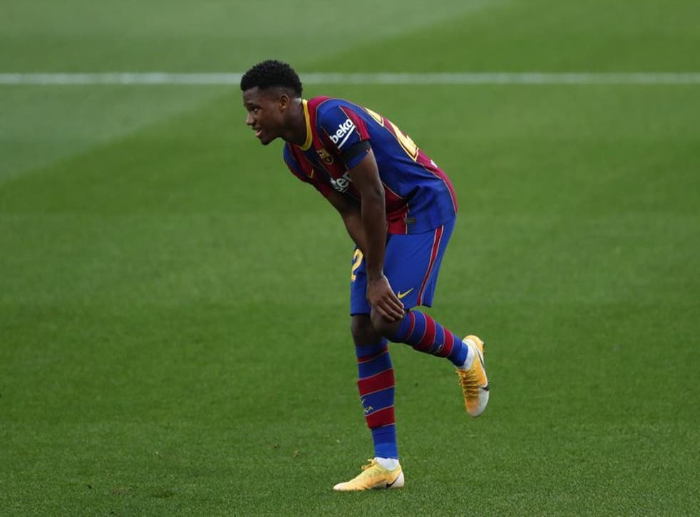 El delantero del Barcelona Ansu Fati gesticula tras sufrir una falta en el partido contra el visitante Real Betis por La Liga de España, el sábado 7 de noviembre de 2020.