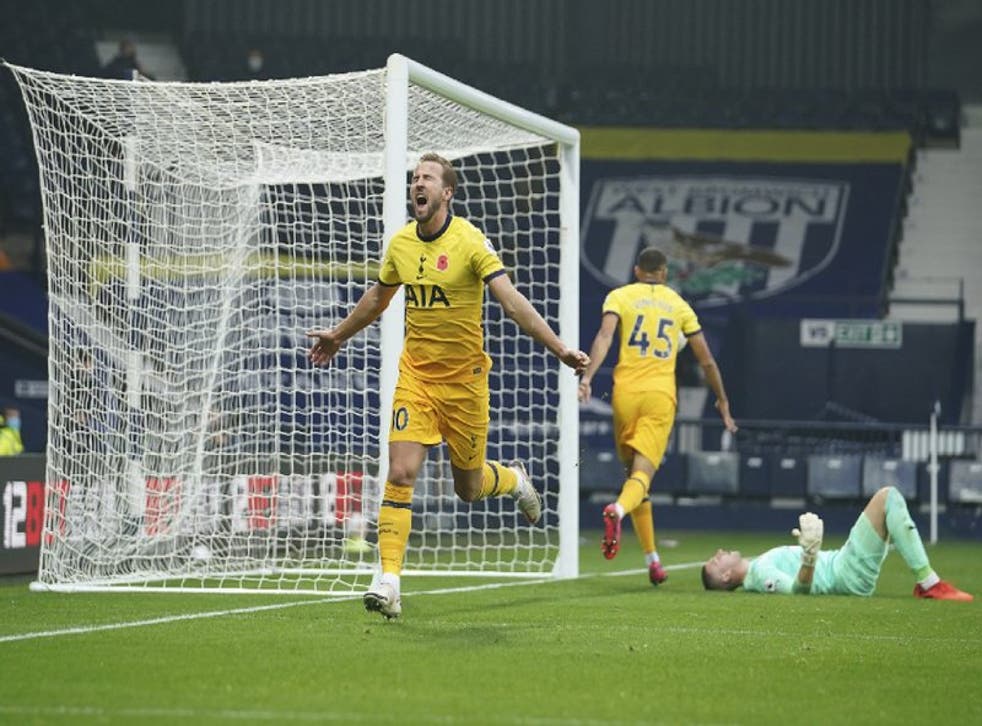 Harry Kane (izquierda) celebra el gol de Tottenham en la victoria 1-0 ante West Brom por la Liga Premier inglesa, el domingo 8 de noviembre de 2020, West Bromwich.