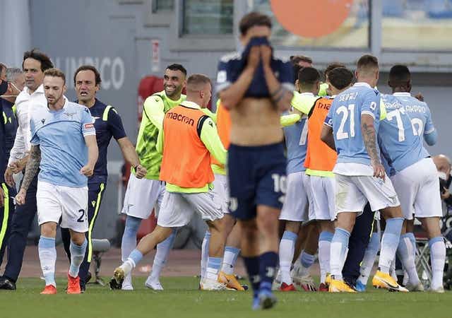Felipe Caicedo es rodeado por sus compañeros de la Lazio tras anotar el gol del empate 1-1 contra la Juventus en la liga italiana, el domingo 8 de noviembre de 2020, en Roma. 