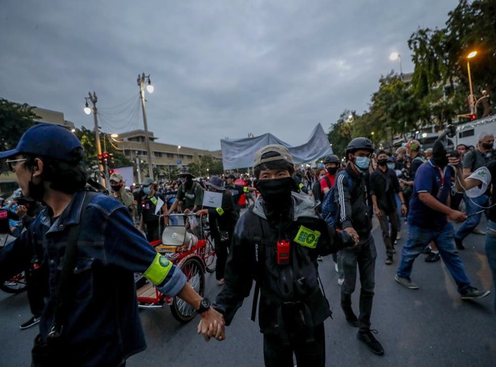 Manifestantes prodemocracia encabezan una marcha en Bangkok, Tailandia.