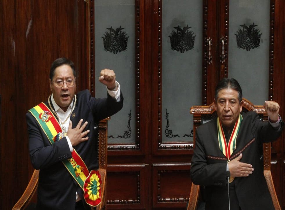 El nuevo presidente de Bolivia, Luis Arce, a la izquierda, y el vicepresidente David Choquehuanca, cantan el himno nacional durante el acto de toma de posesión en el Congreso en La Paz, Bolivia, el domingo 8 de noviembre de 2020