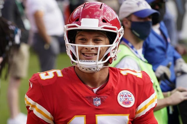 Mahomes lanzó cuatro pases de anotación y concluyó el partido con 372 yardas por aire.