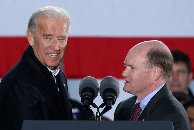 <p>Chris Coons, fotografiado con Joe Biden durante las elecciones intermedias de 2010</p>