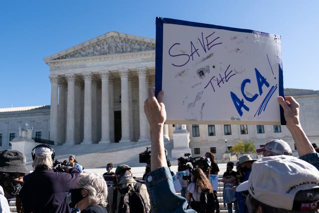 Los manifestantes fuera de la Corte Suprema de los EE. UU. En Washington DC exigen protecciones para las Leyes de Cuidado de Salud a Bajo Precio como comentarios de audiencias el 10 de noviembre de 2020.