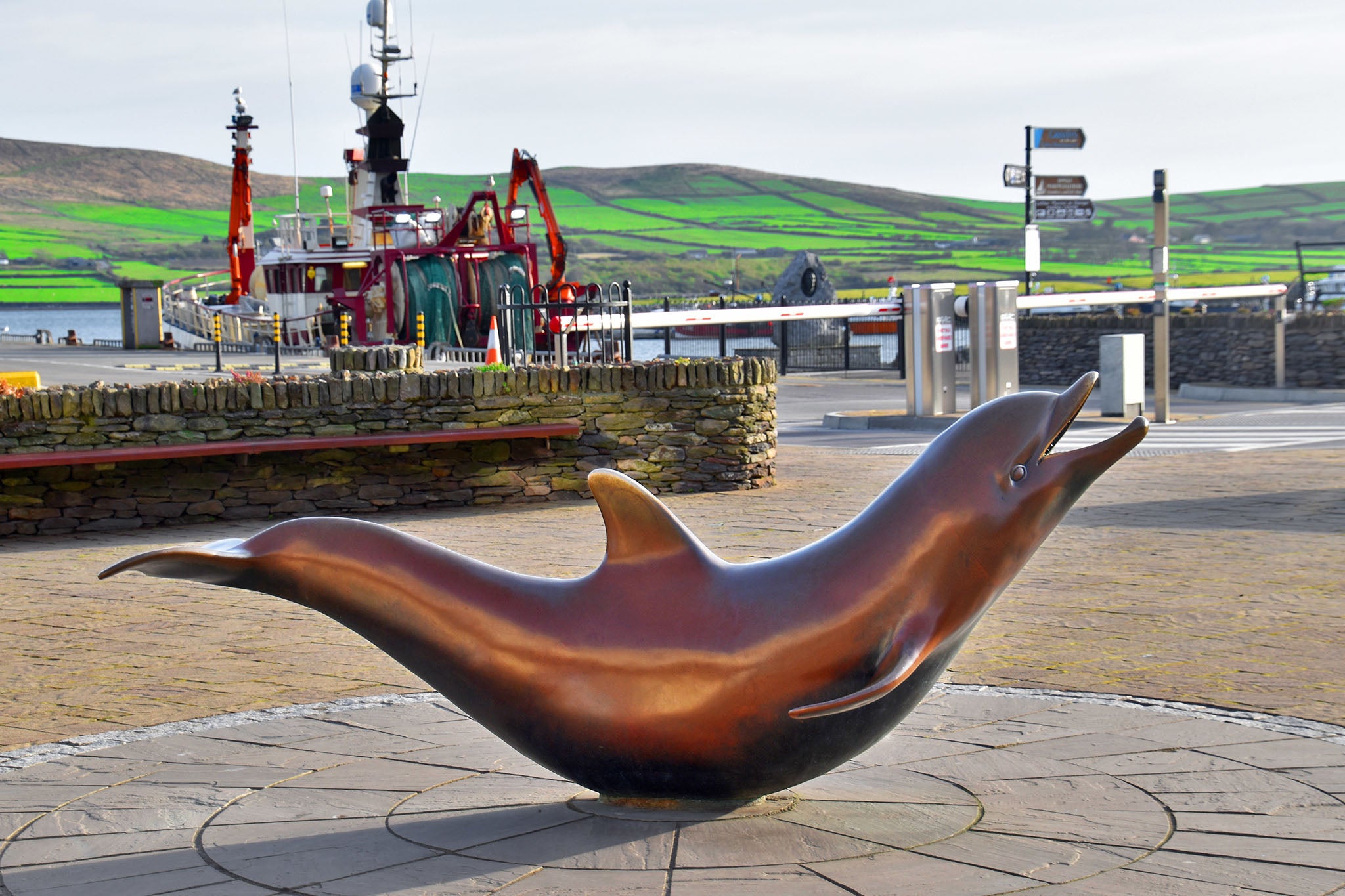 Fungie is immortalised by a bronze statue by American sculptor and environmentalist James ‘Bud’ Bottoms at the harbour front close to the town pier