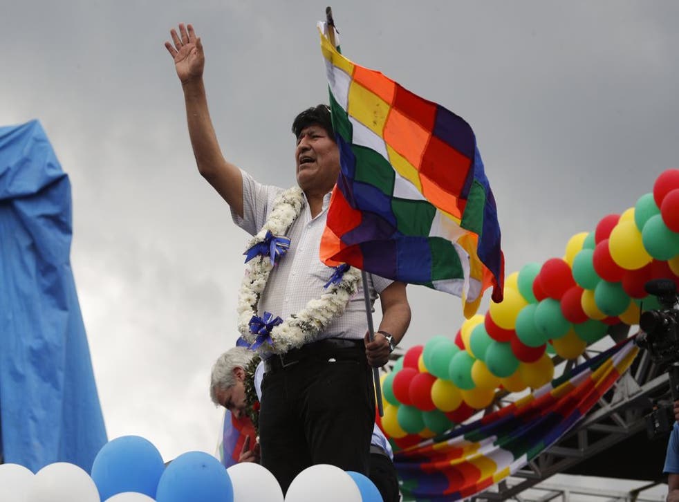 El expresidente boliviano Evo Morales saluda durante un mitin con simpatizantes en Chimore, provincia de Cochabamba, Bolivia, el miércoles 11 de noviembre de 2020, desde donde voló al exilio hace un año.