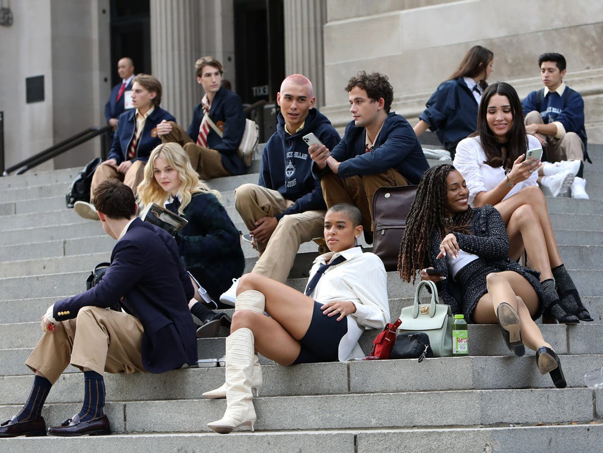 Buzzcuts And Tweed Behind The Scenes Images Of Gossip Girl Reboot Offers Glimpse At Fashion Looks The Independent