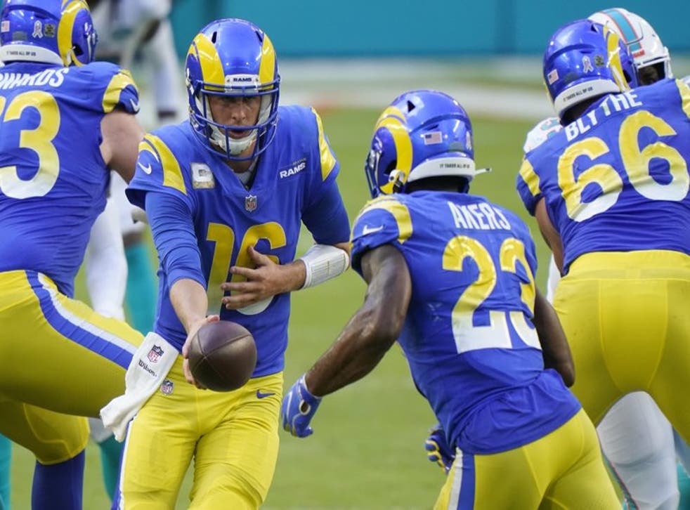 El quarterback Jared Goff (16), de los Rams de Los Ángeles, entrega el balón al running back Cam Akers, en duelo de la NFL ante los Dolphins de Miami, el domingo 1 de noviembre de 2020, en Miami Gardens, Florida.