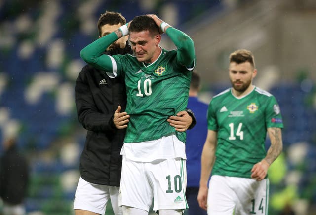 Kyle Lafferty de Irlanda del Norte reacciona derrotado