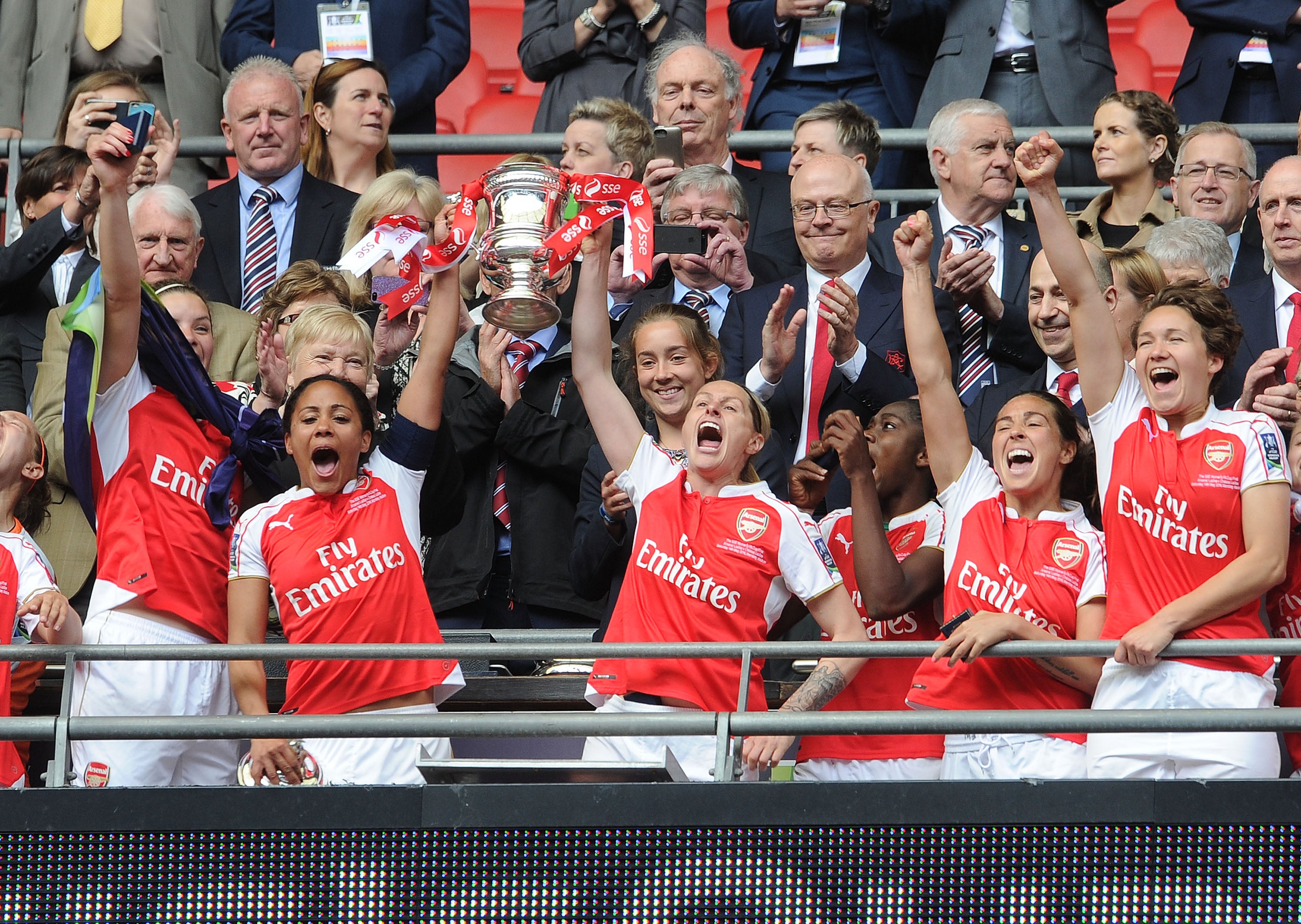 Smith lifts the FA Cup trophy with Alex Scott in 2016
