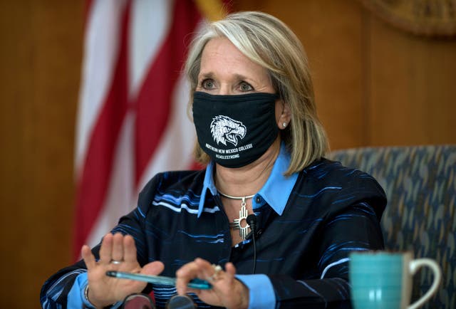 En esta foto de archivo del jueves 23 de julio de 2020, la gobernadora de Nuevo México, Michelle Lujan Grisham, da su actualización semanal sobre Covid-19