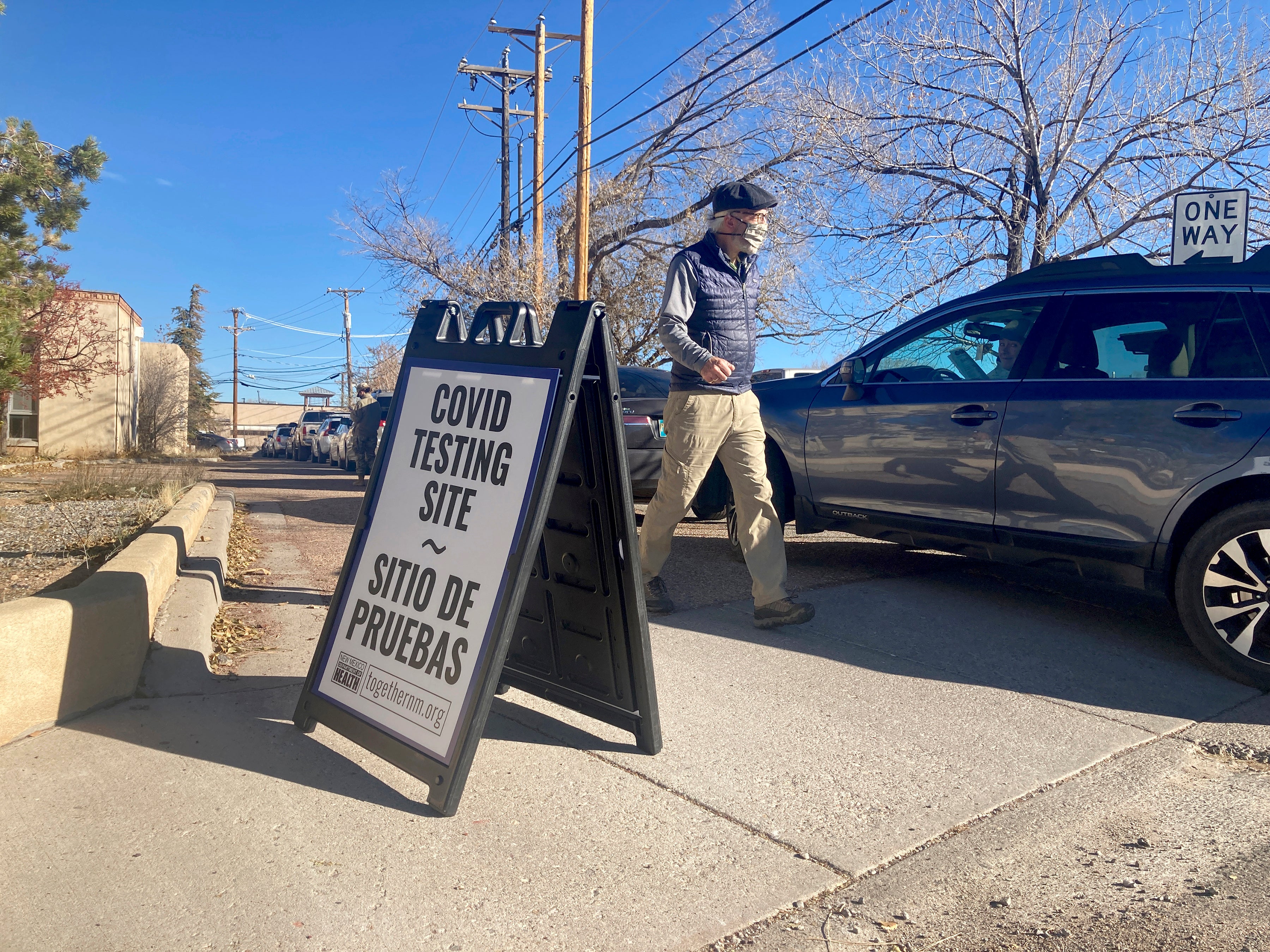 <p>Un hombre camina para formarse con el fin de que le hagan una prueba de COVID-19 el jueves 12 de noviembre de 2020 en el sitio de exámenes del Departamento de Salud Pública, en Santa Fe, Nuevo México.&nbsp;</p>