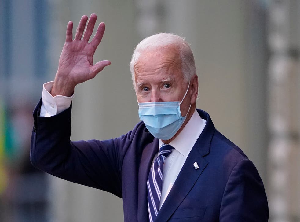 <p>El presidente electo Joe Biden saluda el martes 10 de noviembre de 2020 al salir del teatro The Queen, en Wilmington, Delaware. </p>