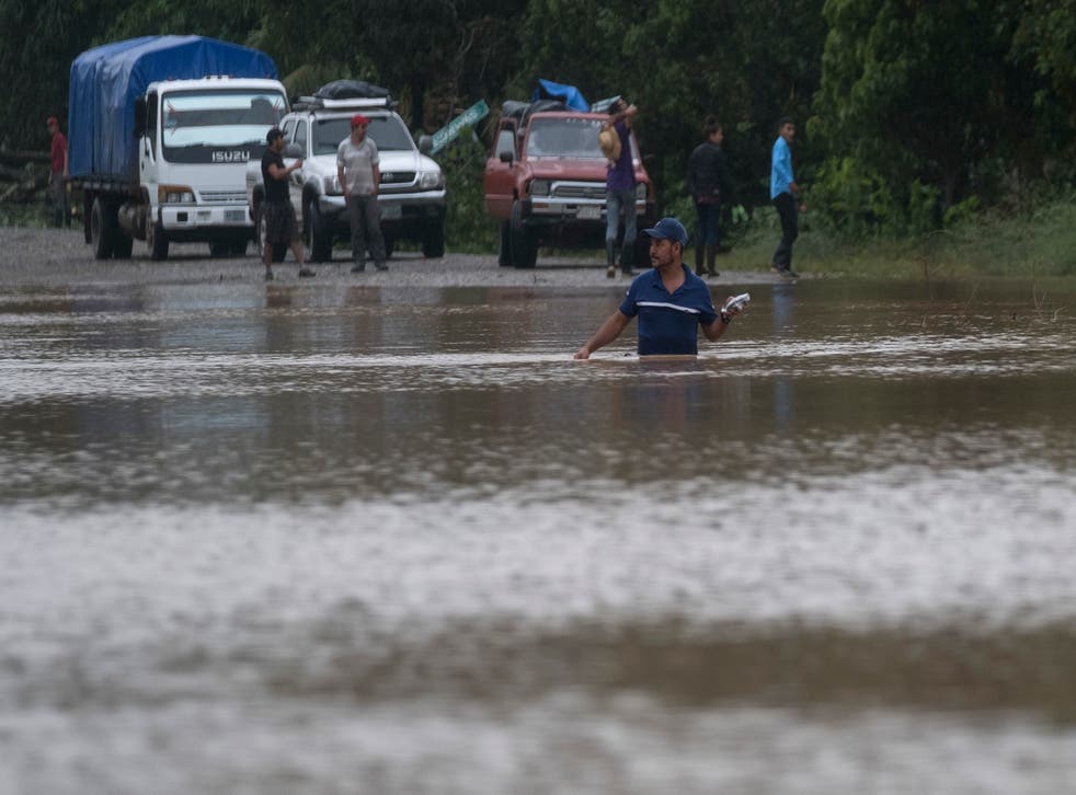 <p>Un hombre camina por una carretera inundada en Okonwas, Nicaragua, el miércoles 4 de noviembre de 2020.</p>