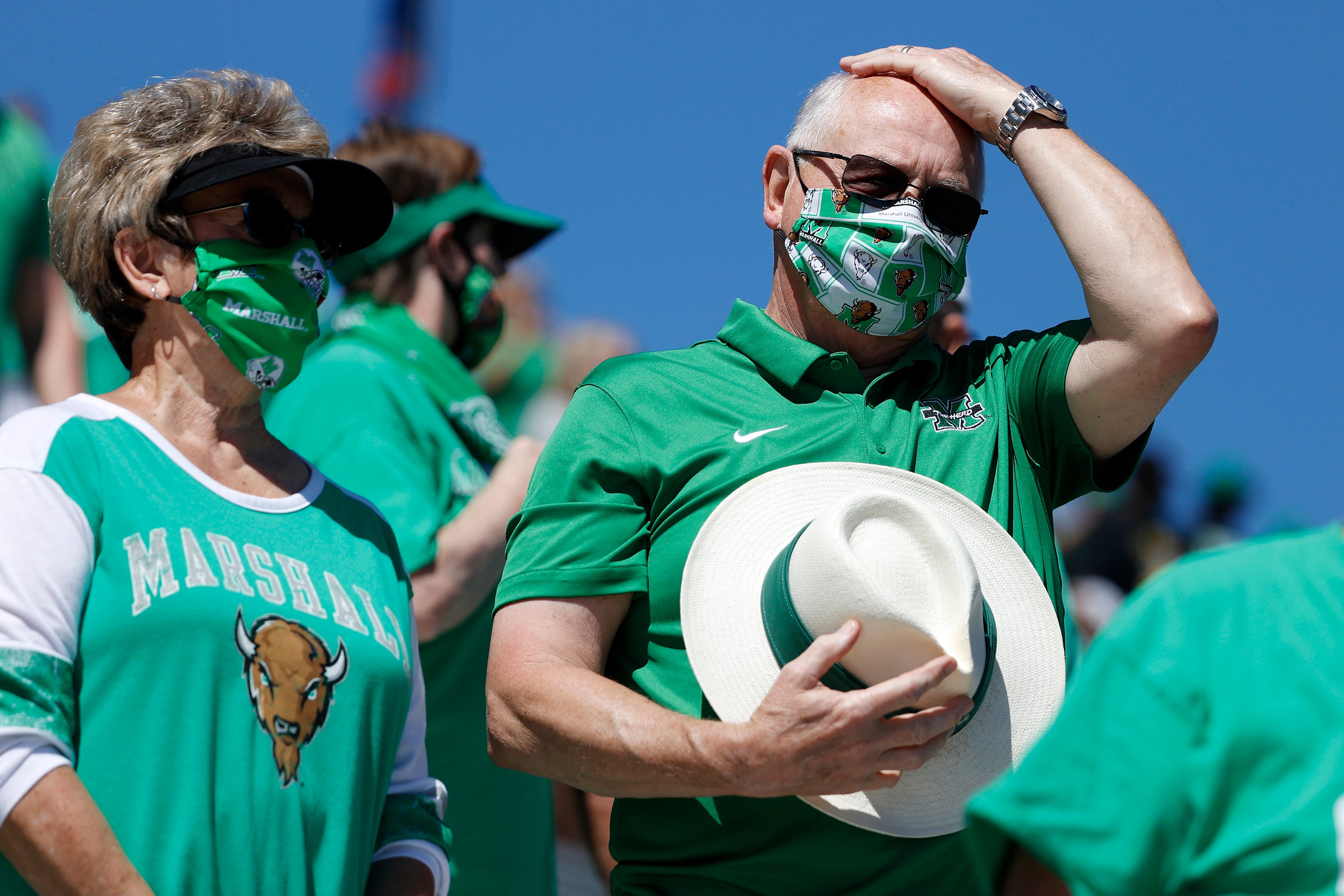 HUNTINGTON, WV - SEPTIEMBRE 05: Los fanáticos de Marshall Thundering Herd miran antes del saque de salida contra los Coroneles de Kentucky del Este en el Estadio Joan C. Edwards el 5 de septiembre de 2020 en Huntington, West Virginia.
