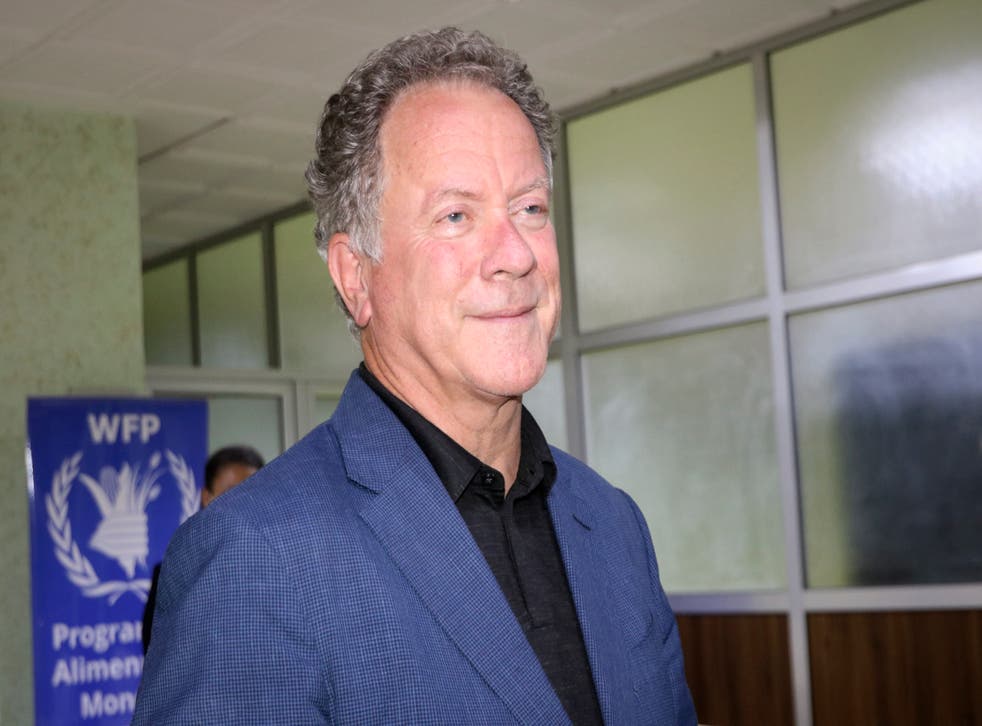 <p>El director ejecutivo del Programa Mundial de Alimentos, David Beasley, habla del Premio Nobel de la Paz otorgado a esa agencia de la ONU, en declaraciones a la prensa en el aeropuerto de Uagadugú, en Burkina Faso, el viernes 9 de octubre de 2020. (AP Foto/Sam Mednick)</p>