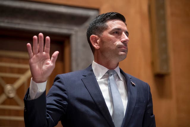 <p>En esta fotografía de archivo del 23 de septiembre de 2020, el secretario interino de Seguridad Nacional, Chad Wolf, juramenta ante la Comisión del Senado de Asuntos de Seguridad Nacional y de Gobierno, durante su audiencia de confirmación en el Capitolio, en Washington.</p>