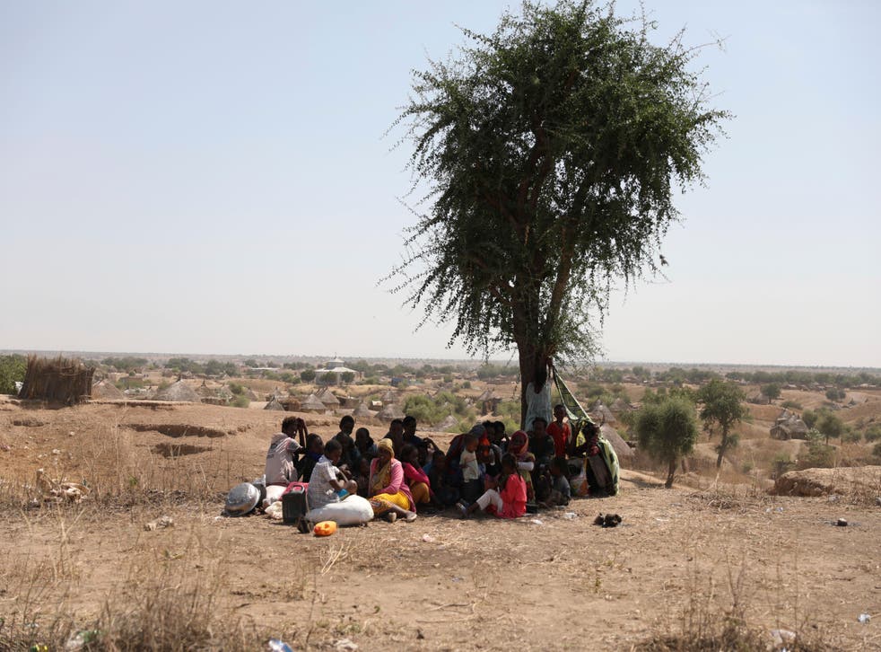 <p>Refugiados de la región etíope de Tigray esperan registrarse en un centro de la Alto Comisionado de Naciones Unidas para los Refugiados en Hamdayet, Sudán, el sábado 14 de noviembre de 2020.</p>