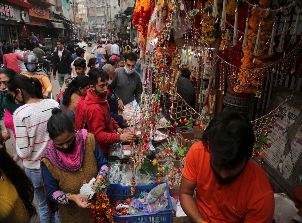 <p>Indios con mascarillas como medida de precaución contra el coronavirus compran durante el Diwali, el festival indio de la luz, en Jammu, India, el sábado 14 de noviembre de 2020.</p>