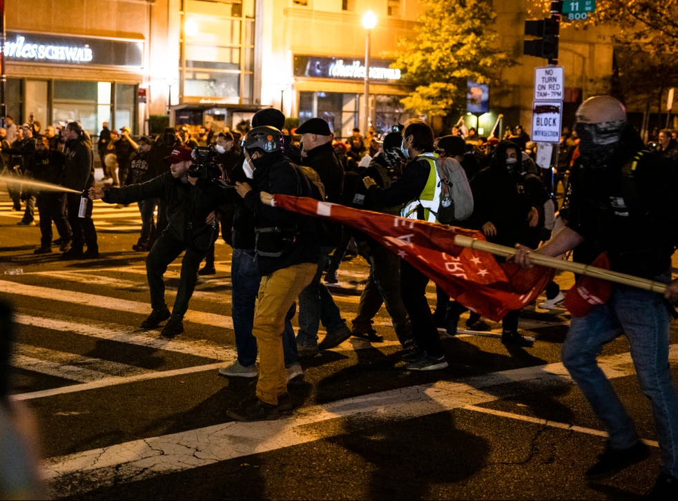 Los miembros de Antifa y Proud Boys se enfrentan en medio de la calle después de la 'Marcha del Millón de MAGA' en Washington, DC