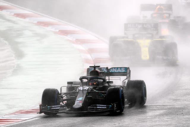 <p>El piloto de Mercedes Lewis Hamilton maneja durante el Gran Premio de Turquía de Fórmula 1, en el circuito de Estambul, el domingo 15 de noviembre de 2020.</p>