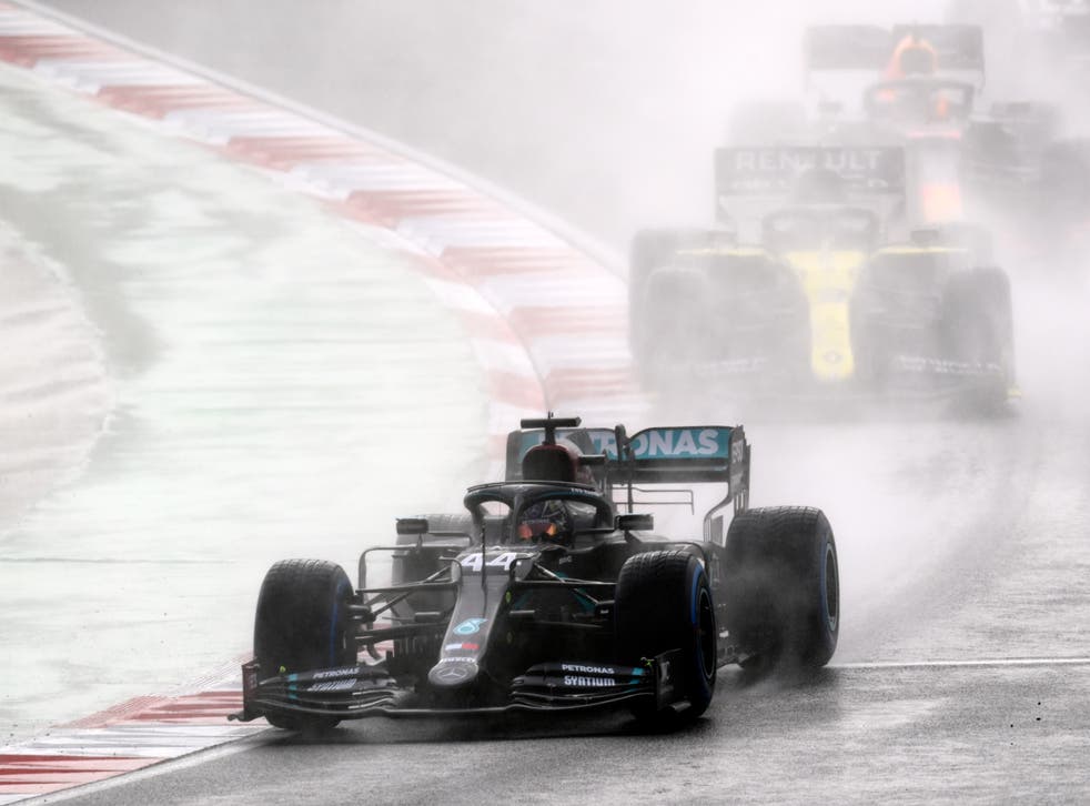 <p>El piloto de Mercedes Lewis Hamilton maneja durante el Gran Premio de Turquía de Fórmula 1, en el circuito de Estambul, el domingo 15 de noviembre de 2020.</p>