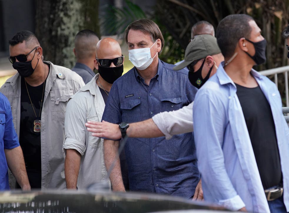 <p>Rodeado de policías federales, el presidente de Brasil, Jair Bolsonaro, en el centro, sale de un colegio electoral después de votar en las elecciones municipales en Río de Janeiro, el domingo 15 de noviembre de 2020.</p>