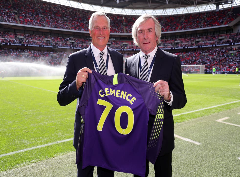 <p>LONDRES, INGLATERRA - 15 DE SEPTIEMBRE: Pat Jennings (R) presenta a Ray Clemence una camiseta en el descanso del partido de la Premier League entre el Tottenham Hotspur y el Liverpool FC en el Estadio de Wembley el 15 de septiembre de 2018 en Londres, Reino Unido. </p>