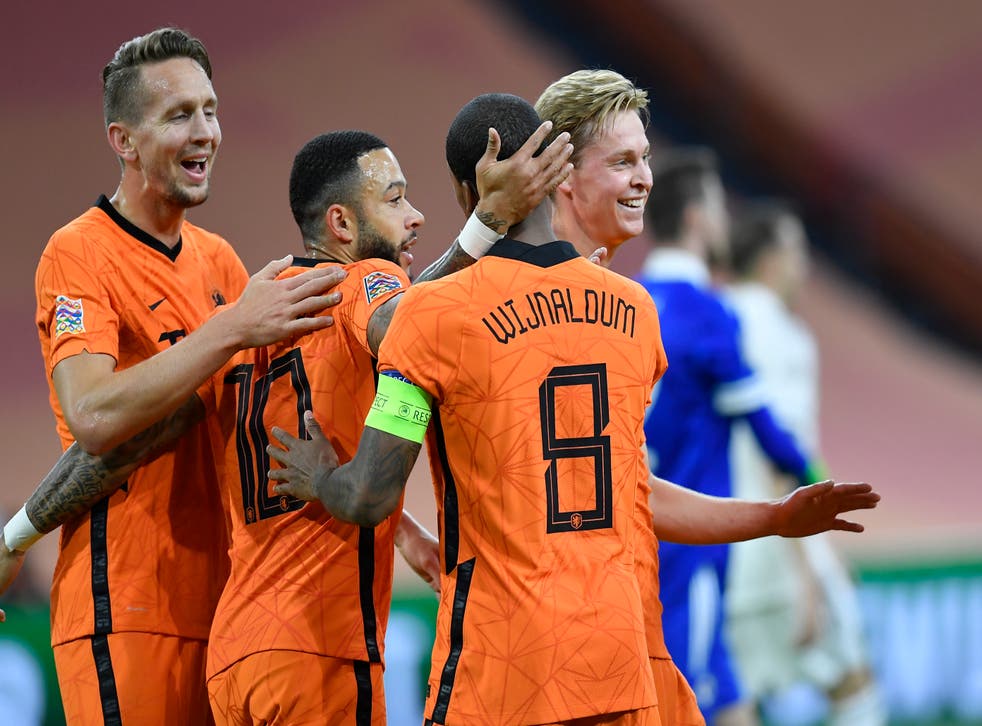 <p>Los holandeses Luuk de Jong (izquierda), Memphis Depay y Frenkie de Jong celebran con Georginio Wijnaldum tras su gol durante el partido de la Liga de Naciones contra Bosnia y Herzegovina, en Amsterdam, el domingo 15 de noviembre de 2020.</p>