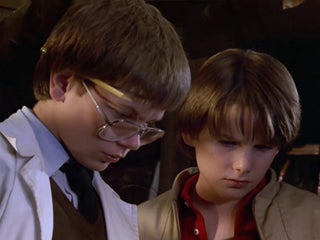 Um jovem River Phoenix e Ethan Hawke no Exploradores (1985)