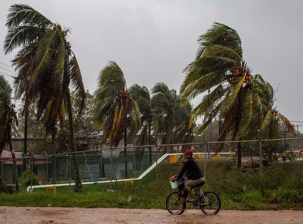 El huracán Iota se fortaleció hasta convertirse en un huracán "catastrófico" de categoría 5 y estaba programado para azotar a Centroamérica el lunes por la noche, amenazando áreas devastadas por una poderosa tormenta hace solo dos semanas.