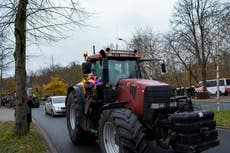 Dutch farmers protest reining in nitrogen oxide emissions 