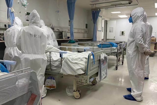 <p>Un paciente con coronavirus en tratamiento en un hospital de Wuhan</p>