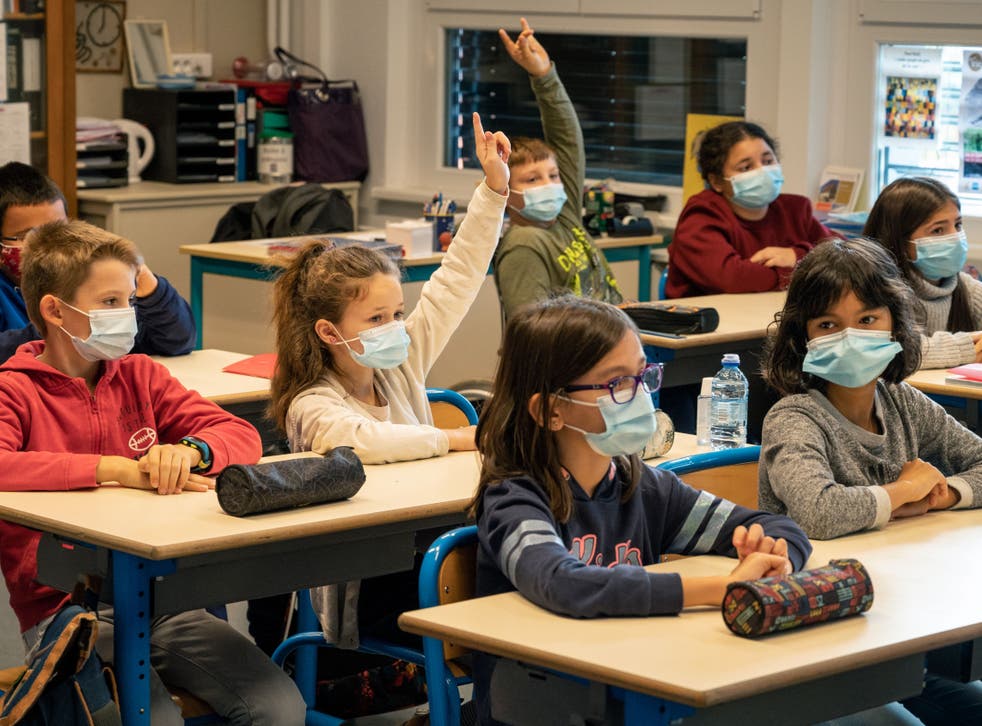 <p>Los científicos piden combinar las clases presenciales y en línea para evitar un mayor número de casos</p>