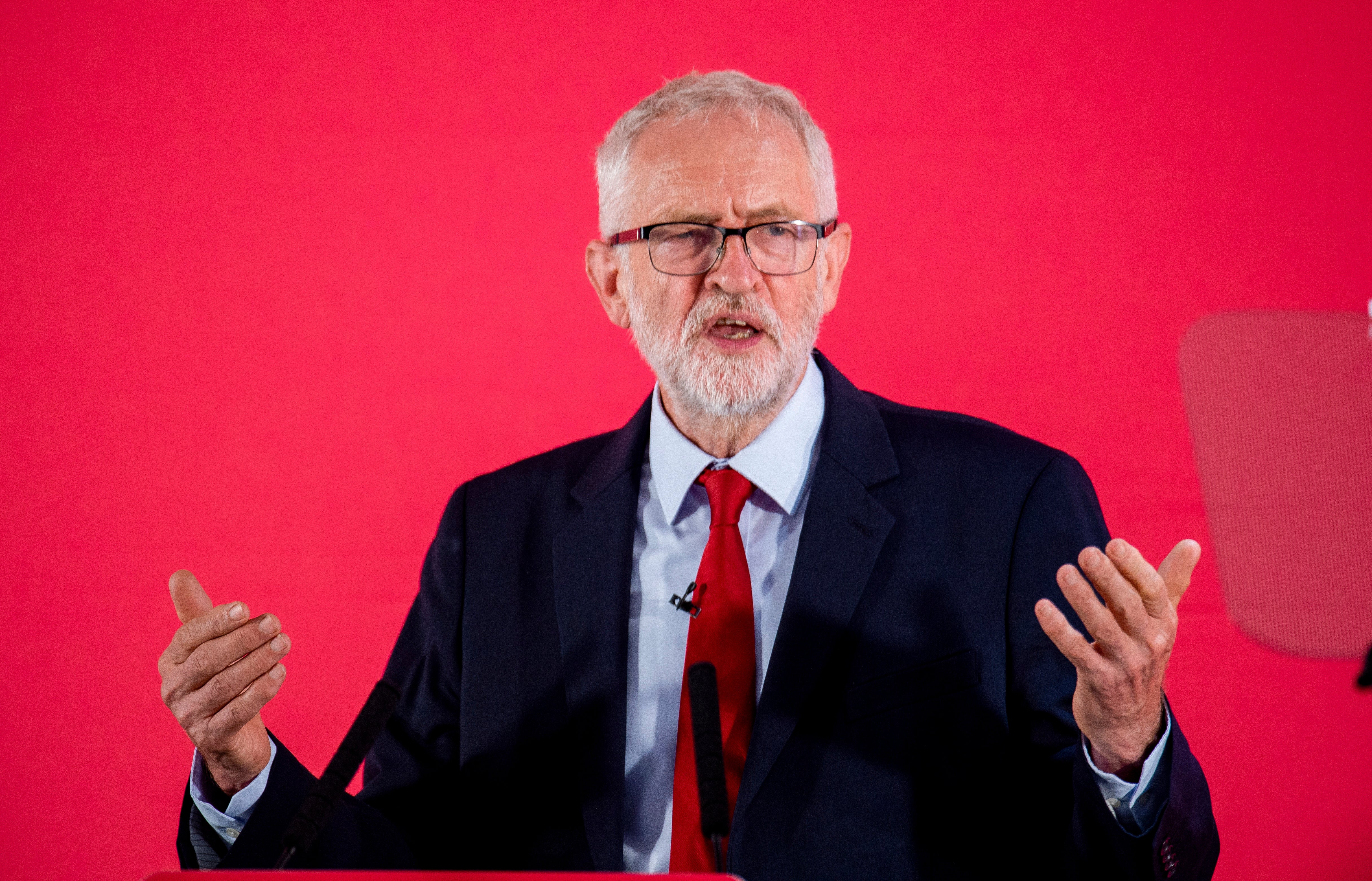 <p>Jeremy Corbyn to be readmitted to Labour Party</p>