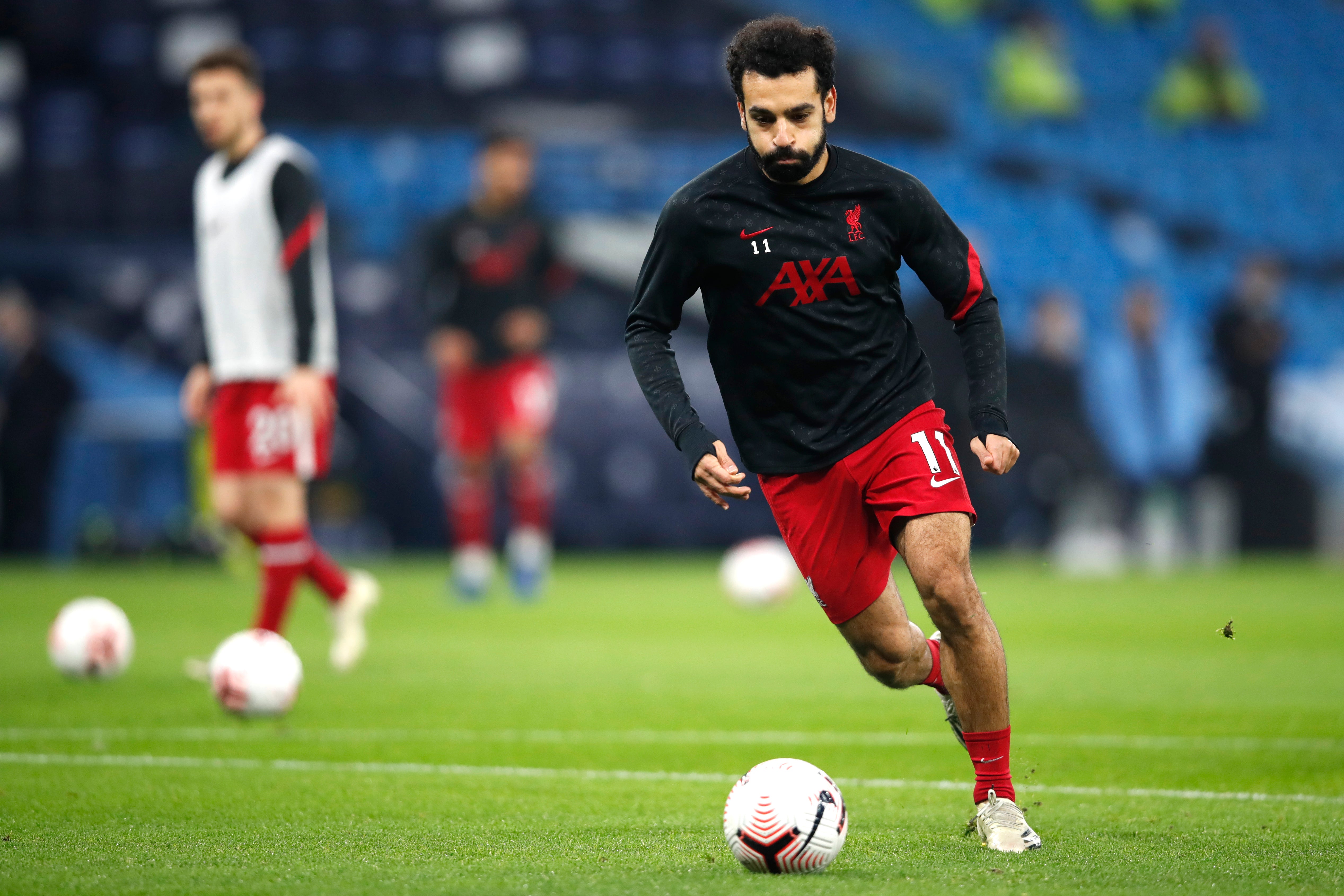 MANCHESTER, INGLATERRA - NOVIEMBRE 08: Mohamed Salah de Liverpool calienta antes del partido de la Premier League entre el Manchester City y el Liverpool en el Estadio Etihad el 8 de noviembre de 2020 en Manchester, Inglaterra. Los estadios deportivos en todo el Reino Unido siguen bajo estrictas restricciones debido a la pandemia del Coronavirus, ya que las leyes de distanciamiento social del Gobierno prohíben a los aficionados el acceso a las instalaciones, lo que hace que los partidos se jueguen a puerta cerrada.
