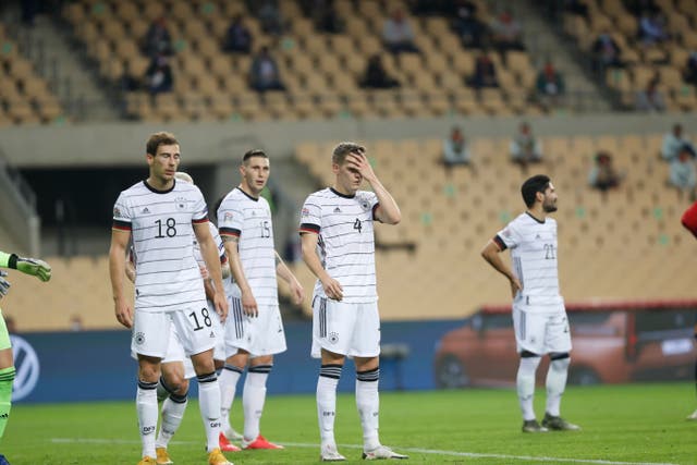 <p>Imagen que refleja la desazón de los jugadores de Alemania tras la derrota 6-0 frente a España en la Liga de las Naciones el 17 de noviembre del 2020 en Sevilla.</p>