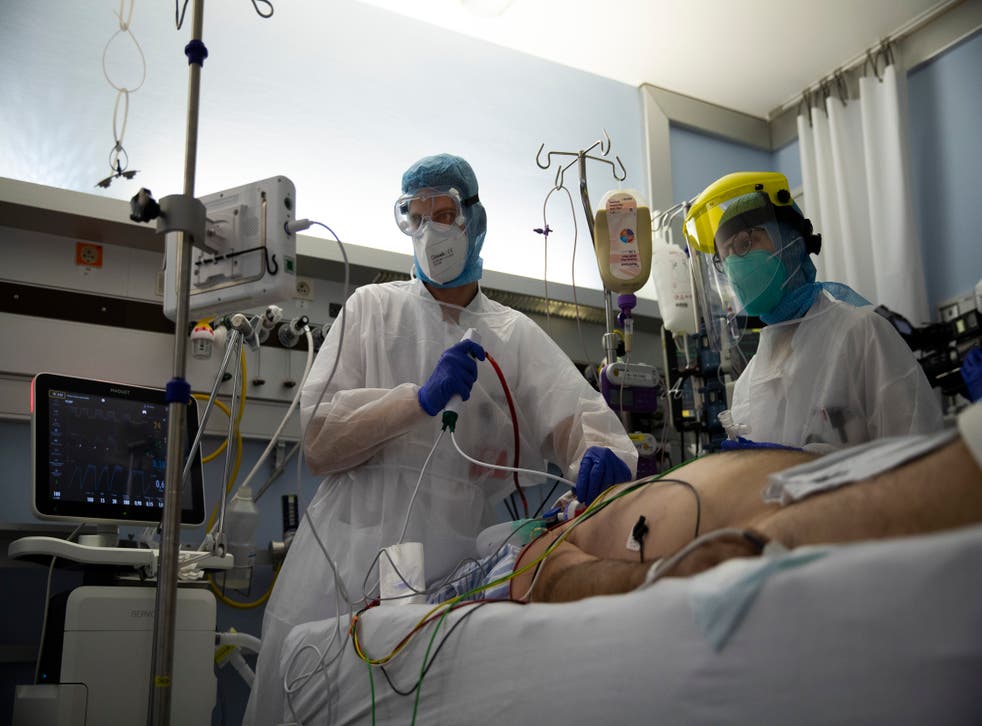 <p>Personal médico trabajando en la Unidad de Cuidados Intensivos para pacientes de COVID-19 en el hospital CHR Citadelle en Lieja, Bélgica, el 21 de octubre de 2020.</p>