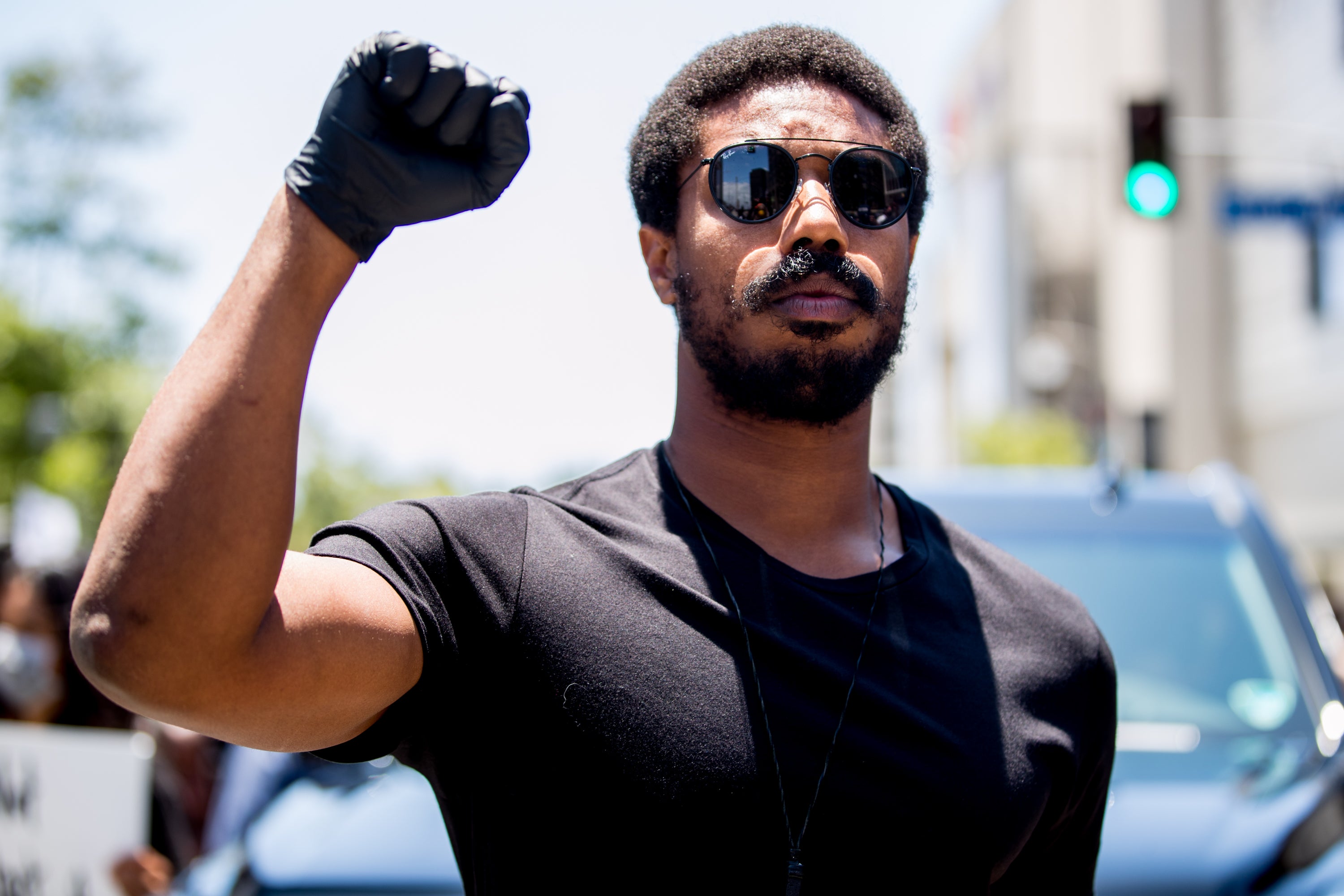 BEVERLY HILLS, CALIFORNIA - JUNIO 06: Michael B. Jordan participa en la marcha de las agencias de talentos de Hollywood para apoyar las protestas de Black Lives Matter el 06 de junio de 2020 en Beverly Hills, California.