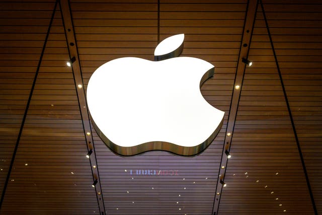 El logo de Apple se ve en una tienda de la compañía en un centro comercial de lujo en Bangkok el 10 de noviembre de 2020.
