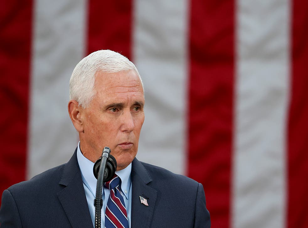 WASHINGTON, DC - 13 DE NOVIEMBRE: El Vicepresidente de los Estados Unidos Mike Pence, habla sobre la Operación Velocidad Warp con el Presidente de los Estados Unidos Donald Trump en el Jardín de Rosas de la Casa Blanca el 13 de noviembre de 2020 en Washington, DC. Es la primera vez que el Presidente Trump habla desde la noche de las elecciones de la semana pasada, mientras las infecciones de COVID-19 aumentan en los Estados Unidos.