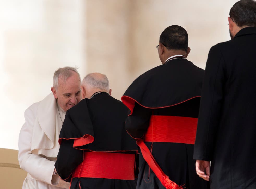 <p>El papa Francisco saluda al cardenal estadounidense Theodore McCarrick en la Plaza de San Pedro el 19 de febrero del 2014. Una investigación del Vaticano eximió a Francisco de toda culpa en relación con el manejo de denuncias de que McCarrick había cometido abusos sexuales.</p>
