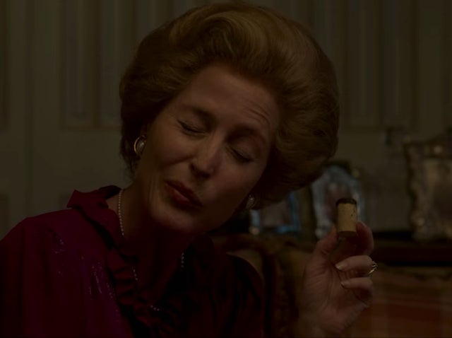 <p>Gillian Anderson como Thatcher jugando “Ibble Dibble”.</p>