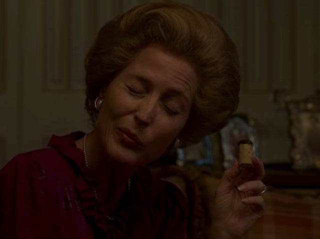 <p>Gillian Anderson como Thatcher jugando “Ibble Dibble”.</p>